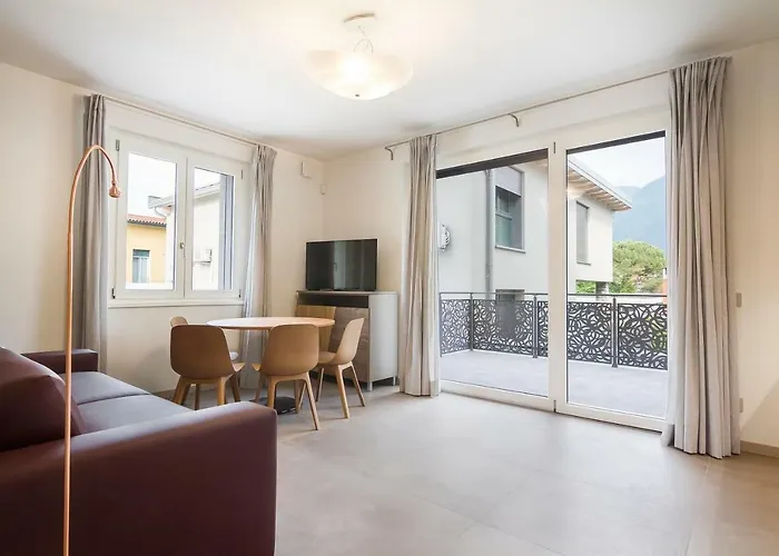 Lake Home Holiday * Como