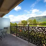 Lake Home Holiday * Como