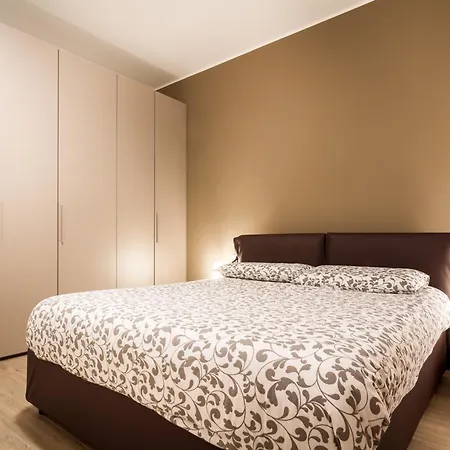 Lake Home Holiday コモ