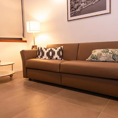 لاك هوم هوليداي شقة *