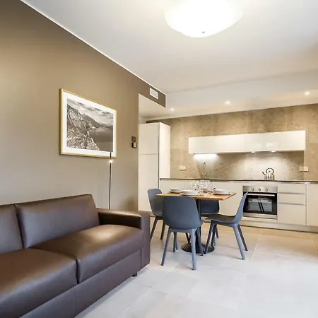 لاك هوم هوليداي