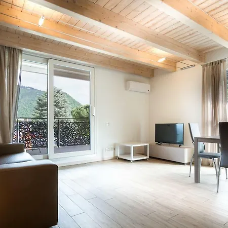 لاك هوم هوليداي شقة كومو