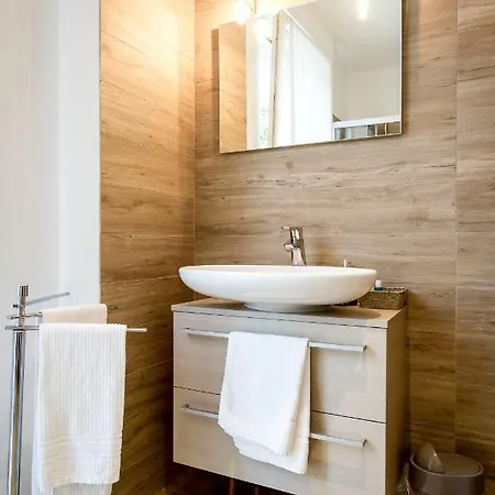 لاك هوم هوليداي كومو