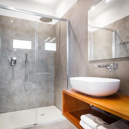 لاك هوم هوليداي